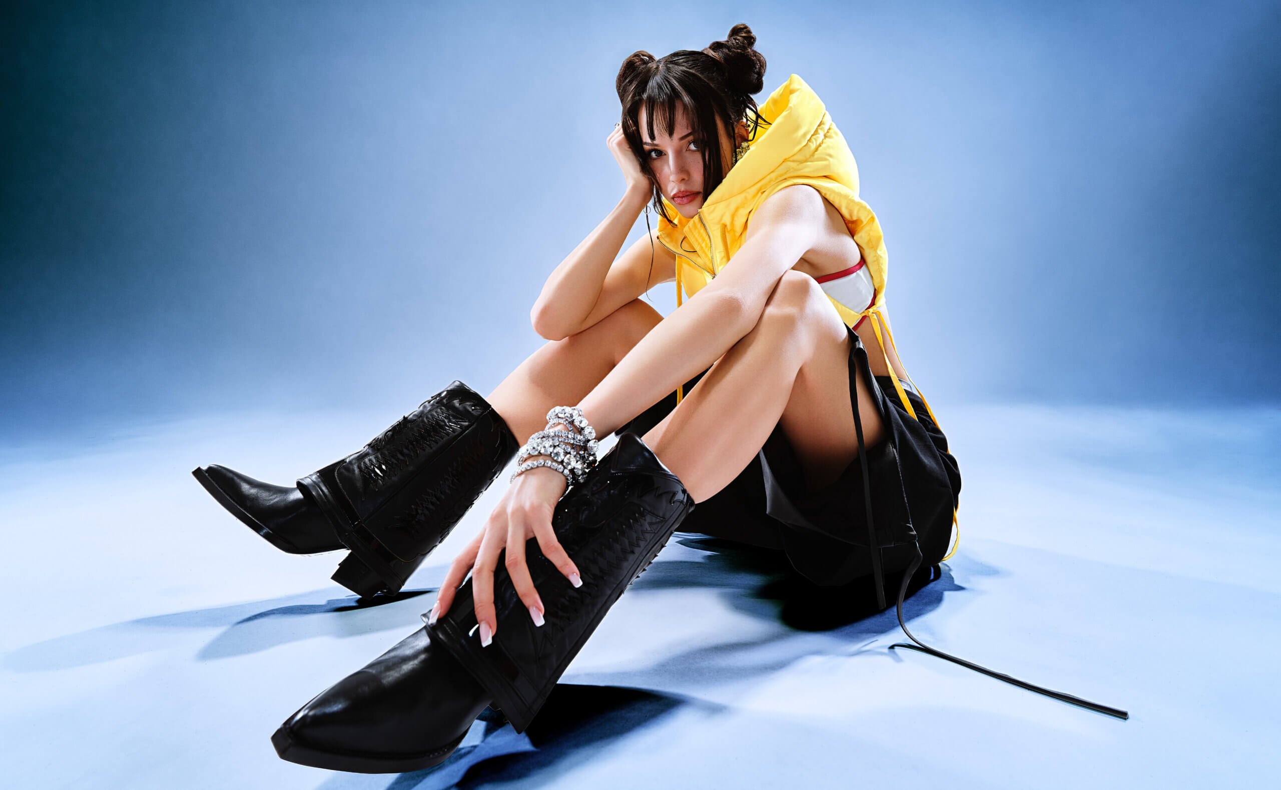 Nina Chuba Arena Tour 2025 Hoodie - Streetwear Kapuzenpullover Unisex - Parallelstäben Ärmel Design